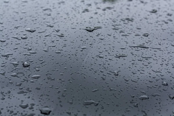 Krople Deszczu Czarnym Planie Żelaza Zbliżenie — Zdjęcie stockowe