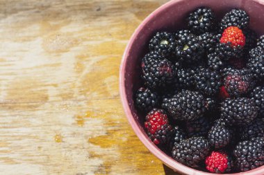 Blackberry berries close-up in a pink plate
