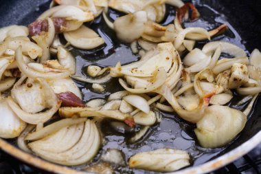 Kızartma tavasında kızartılmış soğan. Kızarmış soğan pişiriyorum..