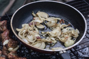 Kızartma tavasında kızartılmış soğan. Kızarmış soğan pişiriyorum..