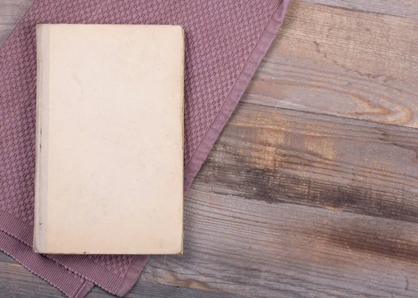 Stara Książka Wyblakłą Okładką Ręcznikami Kuchennymi Drewnianym Stole Zbliżenie Zabytkowej — Zdjęcie stockowe