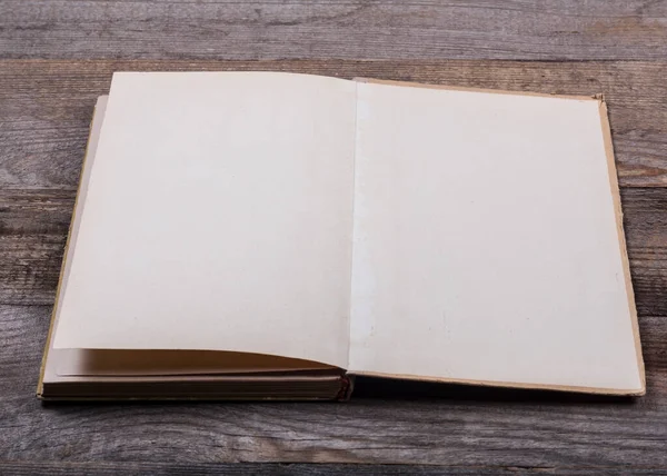 Egy Régi Könyv Sárga Oldalakkal Egy Szürke Asztalon Szöveggel Szüreti — Stock Fotó