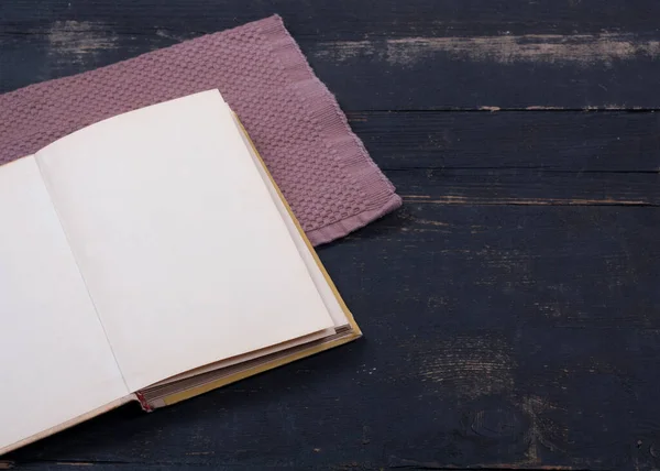 Libro Viejo Con Una Cubierta Descolorida Sobre Una Vieja Mesa — Foto de Stock