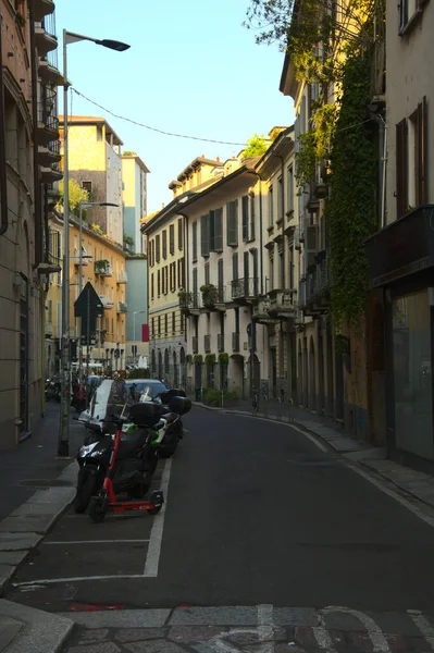 旧市街の狭いイタリア通りは — ストック写真