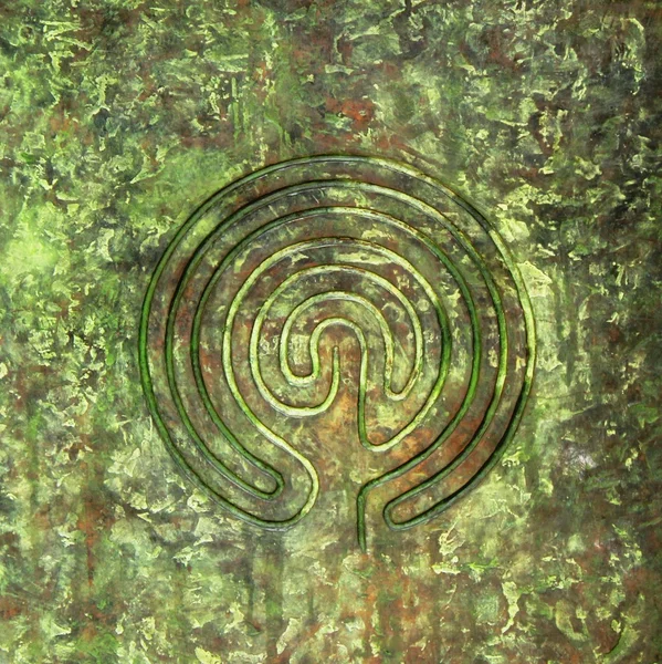 Het beeld van klassieke Kretenzer labyrint (doolhof) op een oude groene koperen oppervlak. een klassieke zeven ring labyrint. Rechtenvrije Stockafbeeldingen