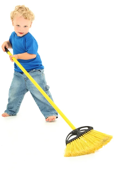 美丽蹒跚学步的孩子扫楼 — 图库照片