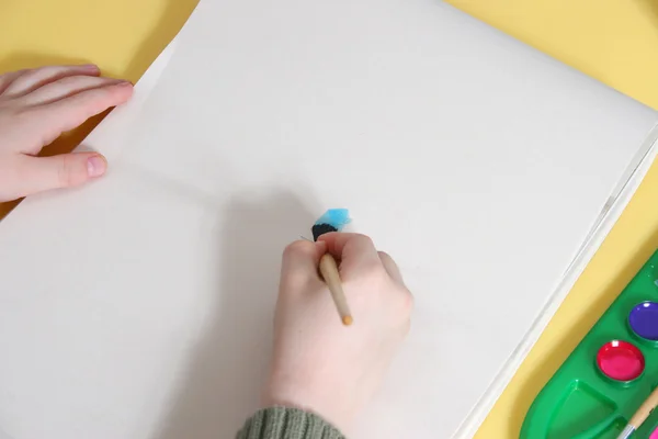 Pintura de manos de niño en la tableta — Foto de Stock
