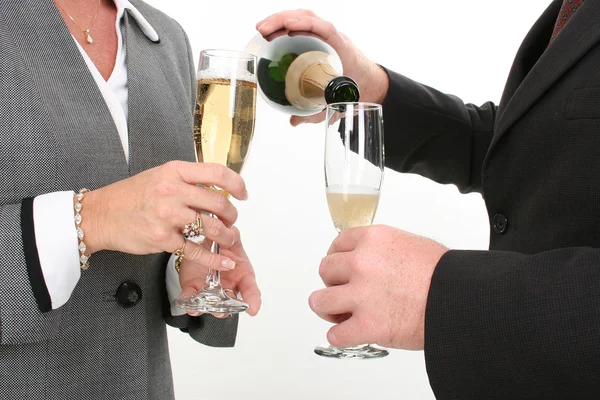 Geschäftspaar aus nächster Nähe schenkt Champagner ein — Stockfoto