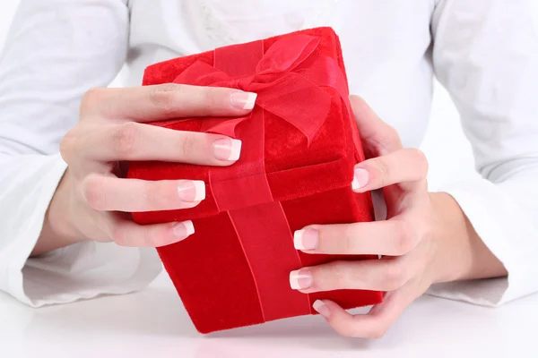 Τα χέρια της γυναίκας στο κιβώτιο δώρων κόκκινο βελούδο — Φωτογραφία Αρχείου