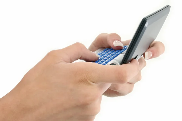 Manikyrerade kvinnliga händer på text messenger Stockbild
