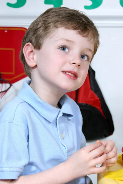 Entzückender vierjähriger Junge im Kindergarten — Stockfoto