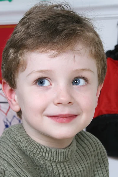 Schattig vier jaar oude jongen met grote blauwe ogen — Stockfoto