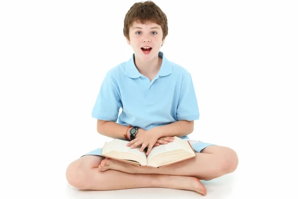 Jongen met boek — Stockfoto