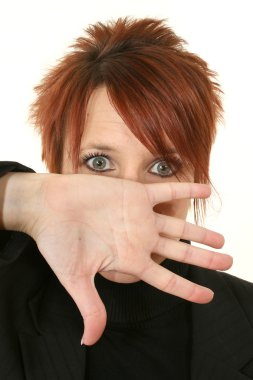 Kızıl saçlı kadına dayak