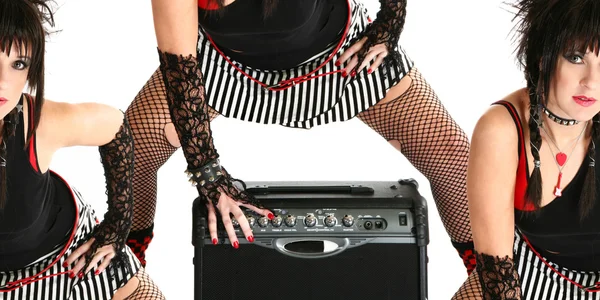 Rocker chick met gitaarversterker — Stockfoto