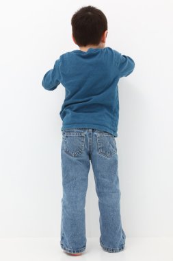 duvara karşı karşıya