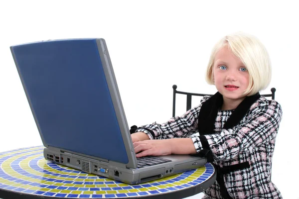 Bella ragazza in abito da lavoro che lavora sul computer portatile — Foto Stock