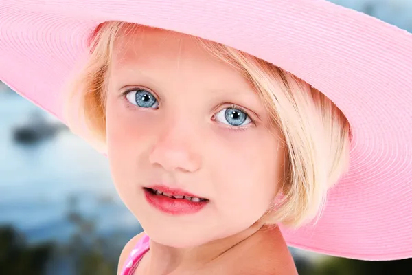 Menina em Pink Sun Hat — Fotografia de Stock