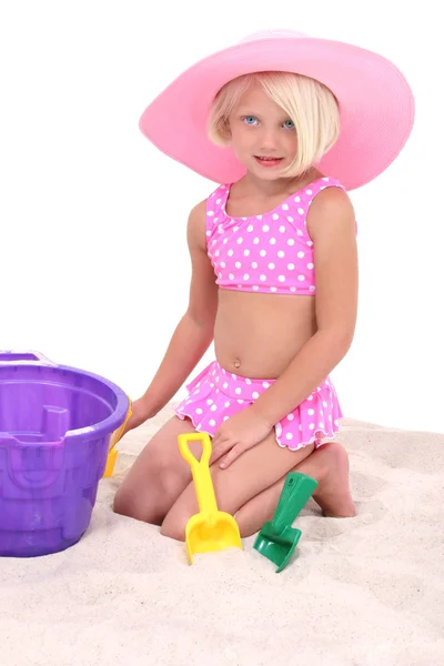 Schönes kleines Mädchen in rosa Badeanzug und großem Hut — Stockfoto