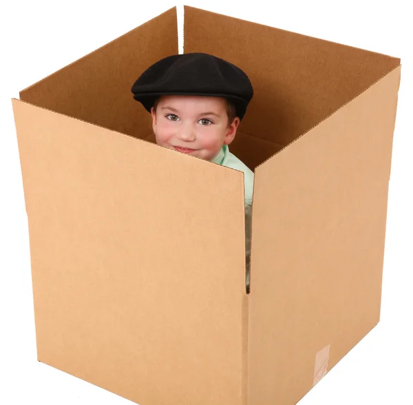 Niño en una caja — Foto de Stock