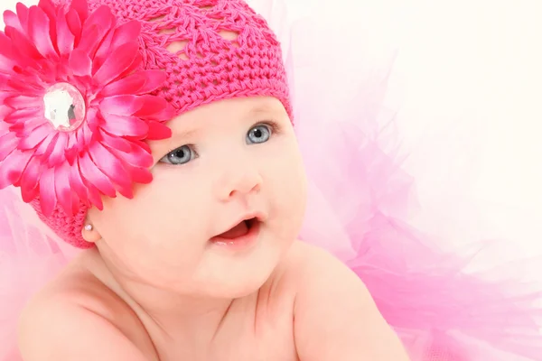 Schattige babymeisje in bloem hoed — Stockfoto