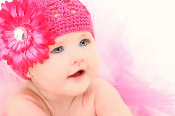 Adorable niña en sombrero de flores — Foto de Stock