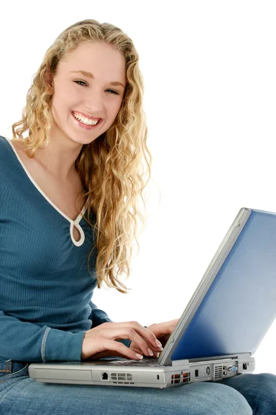 노트북 무릎에 아름 다운 소녀 — 스톡 사진
