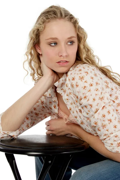 Jolie blonde adolescent penché sur tabouret — Photo