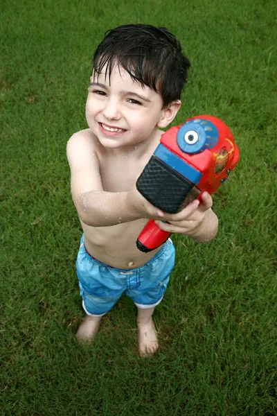 Garçon jouer avec pistolet à eau — Photo