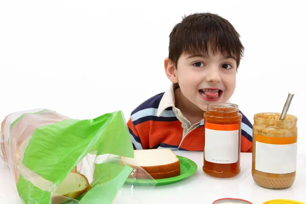 Niño haciendo mantequilla de maní y jalea — Foto de Stock