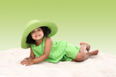 güzel genç kız kum Serme