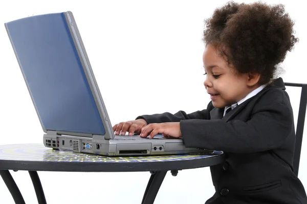 Hermosa mujer de negocios poco trabajando en el ordenador portátil — Foto de Stock
