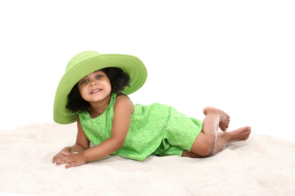 Menina bonita deitado na areia — Fotografia de Stock