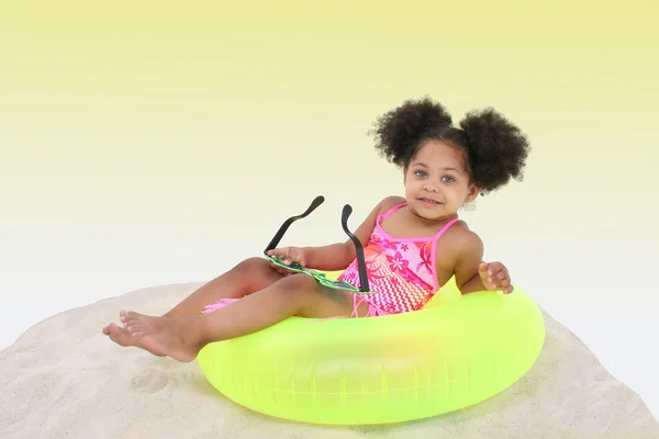 Belle jeune fille couché dans le sable sur flottant — Photo