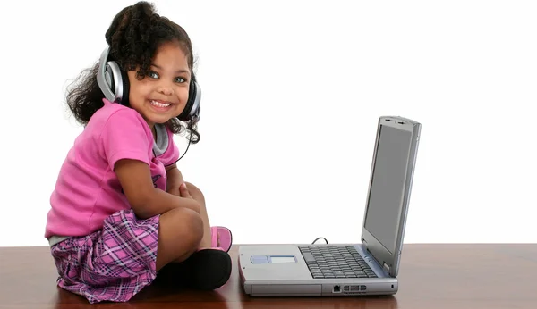 Adorável menina fones de ouvido para laptop — Fotografia de Stock