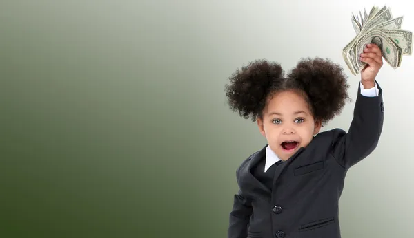 Mooie kleine zakenvrouw en geld op groene achtergrond — Stockfoto