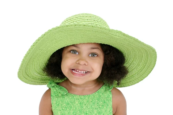 Όμορφο κορίτσι τριών ετών στο μεγάλο πράσινο καπέλο — Φωτογραφία Αρχείου