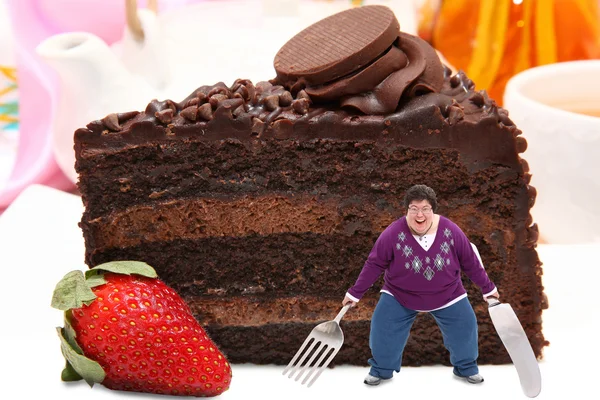 Mulher na placa gigante de bolo de chocolate — Fotografia de Stock