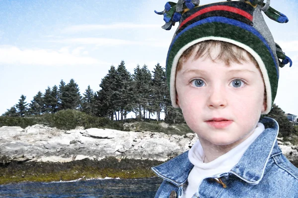 Menino feliz em roupas de inverno no Lake Park na neve — Fotografia de Stock