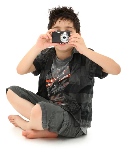 Jeune garçon enfant photographe avec appareil photo numérique — Photo