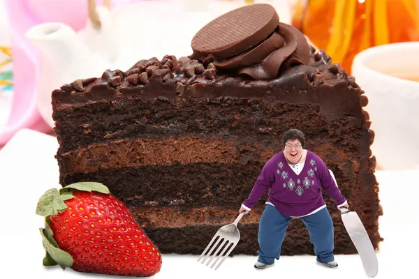 Mujer en plato gigante de pastel de chocolate Imagen De Stock