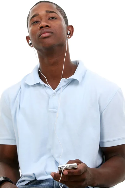 Atractivo joven escuchando los auriculares — Foto de Stock