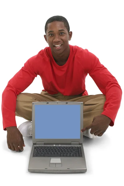 Ελκυστικό νεαρό άνδρα που δείχνει στην οθόνη του φορητού υπολογιστή — Φωτογραφία Αρχείου