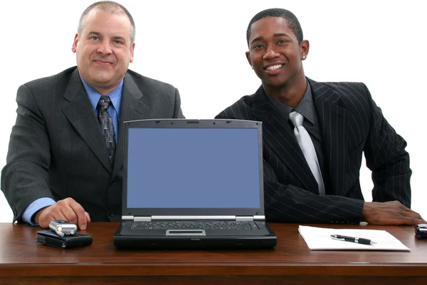 Empresários na mesa com laptop — Fotografia de Stock