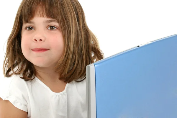 Close Up niña de cinco años con el ordenador portátil — Foto de Stock