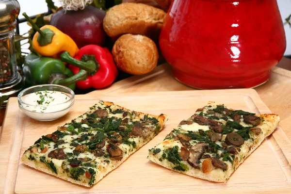 Spinat und Steinpilz-Pizza — Stockfoto