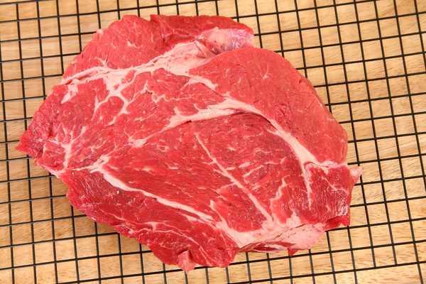 Rå nötkött i köket — Stockfoto