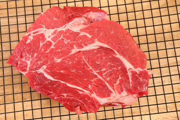 在厨房里的生牛肉 — 图库照片