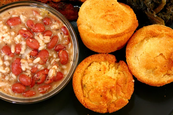 Feijões vermelhos e arroz com pão de milho . — Fotografia de Stock