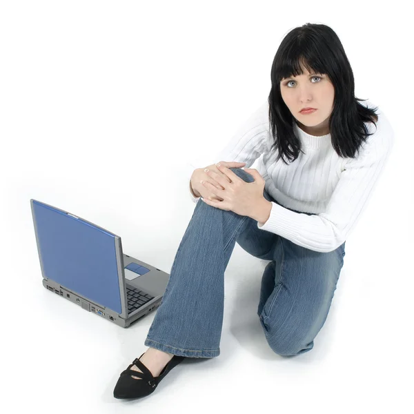 Casual jonge vrouw met laptop — Stockfoto